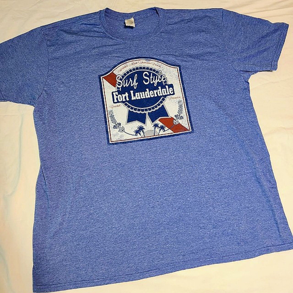 Men's Gildan t-shirt w/logo on front. Blue size 2xl